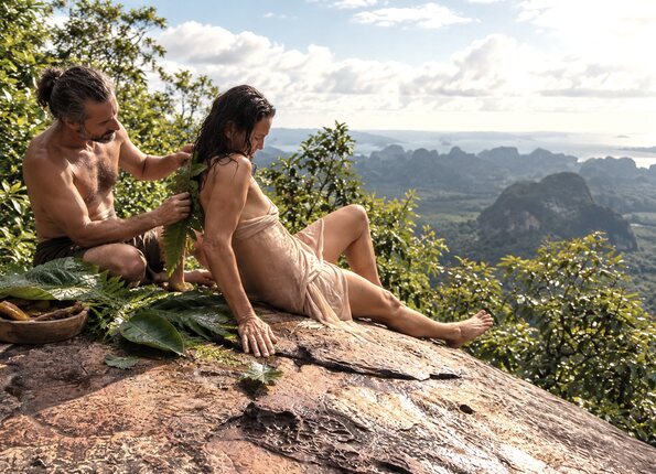 Zwei Menschen auf einem Felsen über dem Dschungel von Krabi