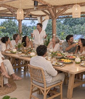 Lange Tafel im offenen Pavillon