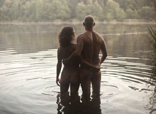 Ein Paar von hinten im Wasser