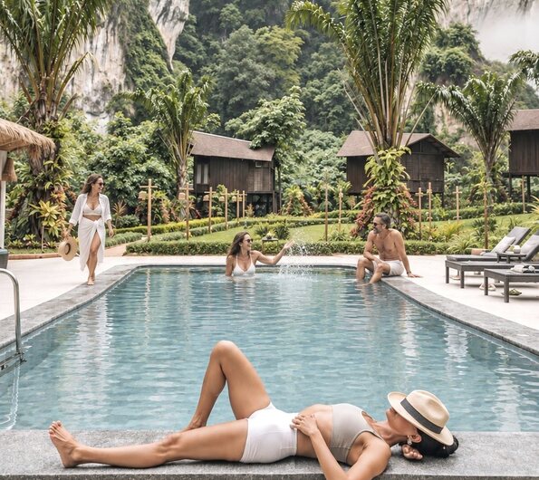 Pool im Garten des Resorts