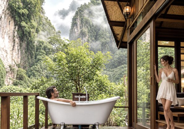 Freistehende Badewanne auf einer Terrasse mit Blick auf die Felsen