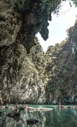 Lagune zwischen hohen Felsen